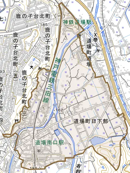 道場町日下部とその周辺の地図。町の範囲を重ねている