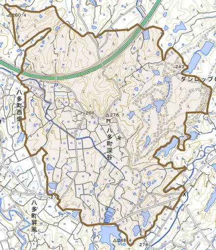 八多町深谷とその周辺の地図。町の範囲を重ねている