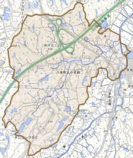八多町上小名田とその周辺の地図。町の範囲を重ねている