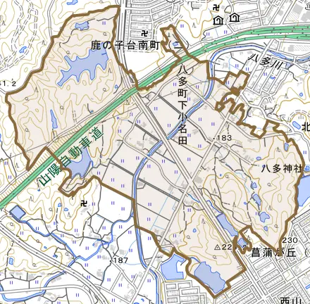 八多町下小名田とその周辺の地図。町の範囲を重ねている