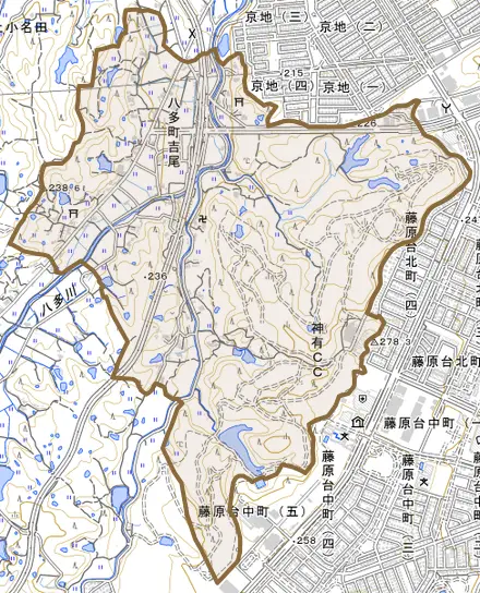 八多町吉尾とその周辺の地図。町の範囲を重ねている