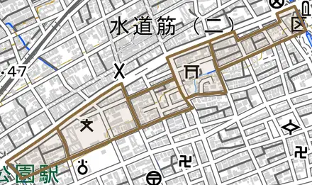 岸地通とその周辺の地図。町の範囲を重ねている