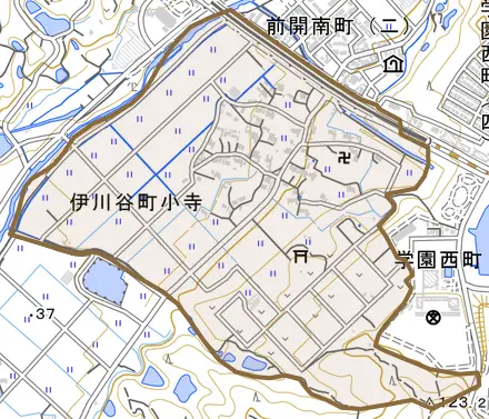 伊川谷町小寺とその周辺の地図。町の範囲を重ねている