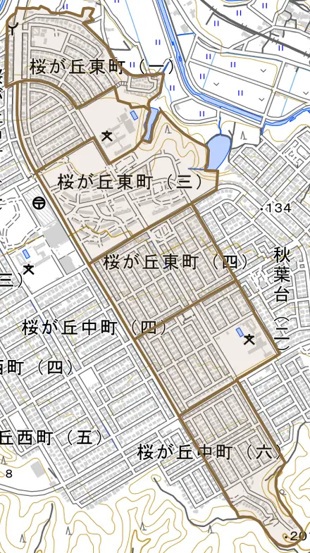 桜が丘東町とその周辺の地図。町の範囲を重ねている