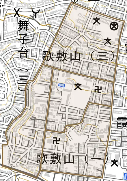 歌敷山とその周辺の地図。町の範囲を重ねている