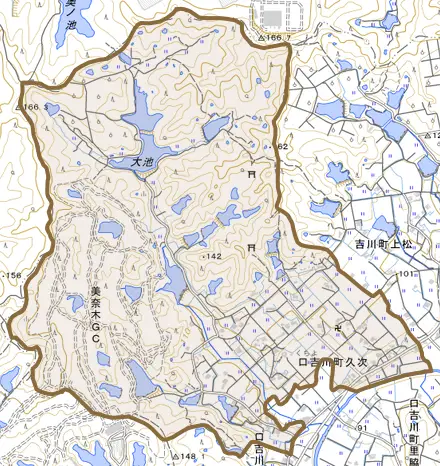 口吉川町久次とその周辺の地図。町の範囲を重ねている