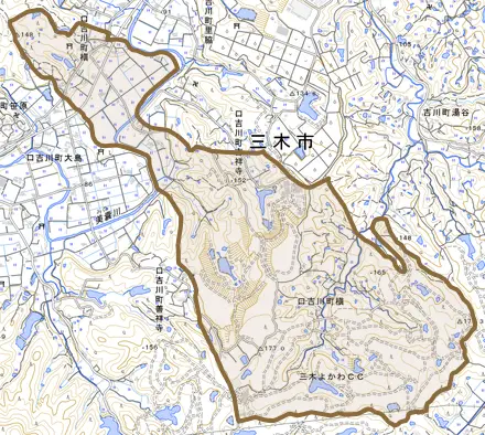 口吉川町槇とその周辺の地図。町の範囲を重ねている