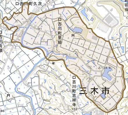 口吉川町里脇とその周辺の地図。町の範囲を重ねている