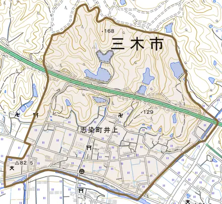 志染町井上とその周辺の地図。町の範囲を重ねている