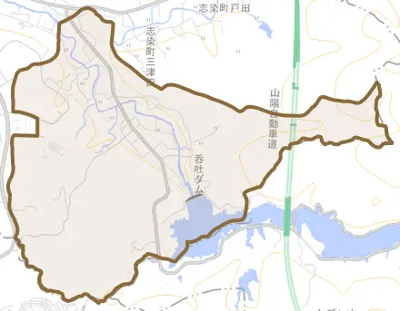 志染町三津田とその周辺の地図。町の範囲を重ねている