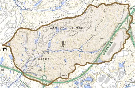 志染町大谷とその周辺の地図。町の範囲を重ねている