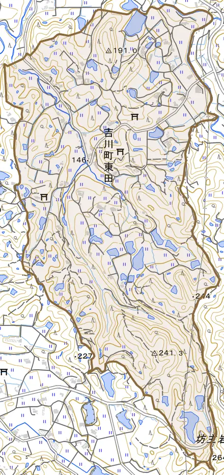 吉川町東田とその周辺の地図。町の範囲を重ねている