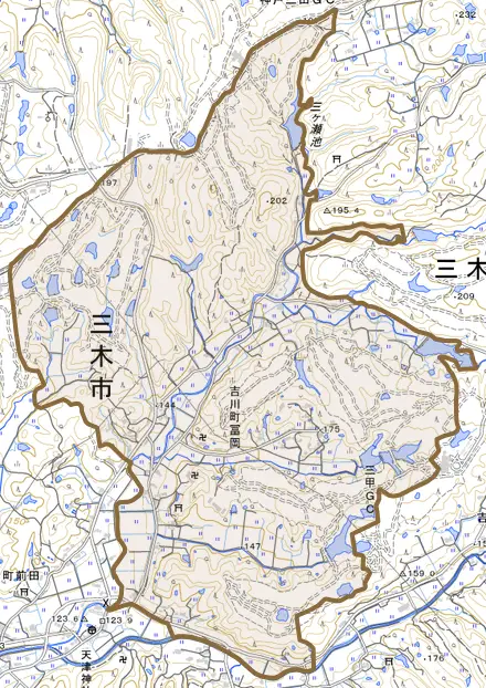 吉川町冨岡とその周辺の地図。町の範囲を重ねている