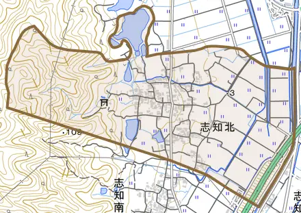 志知北とその周辺の地図。町の範囲を重ねている