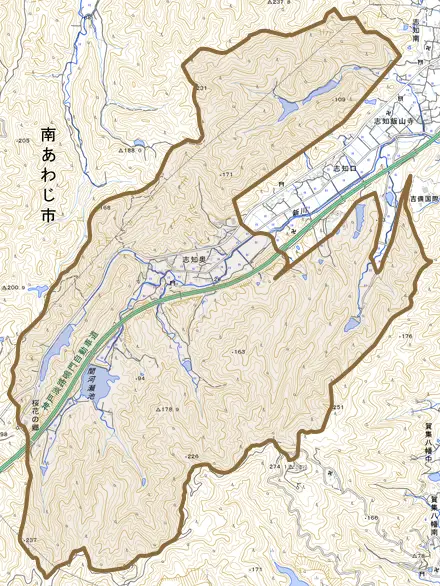 志知奥とその周辺の地図。町の範囲を重ねている