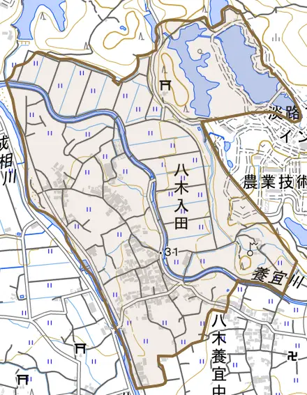 八木入田とその周辺の地図。町の範囲を重ねている