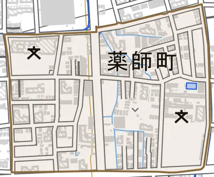薬師町とその周辺の地図。町の範囲を重ねている