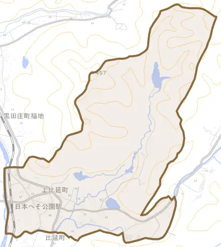 上比延町とその周辺の地図。町の範囲を重ねている