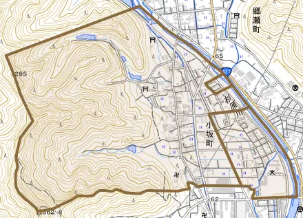 小坂町とその周辺の地図。町の範囲を重ねている