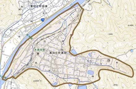 黒田庄町黒田とその周辺の地図。町の範囲を重ねている