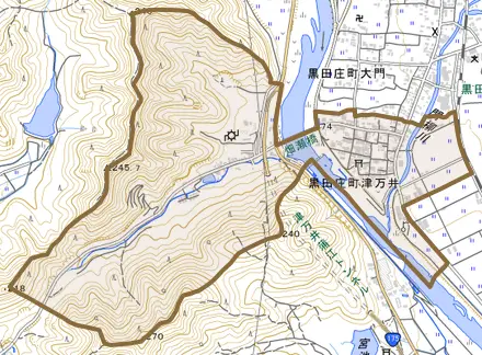 黒田庄町津万井とその周辺の地図。町の範囲を重ねている