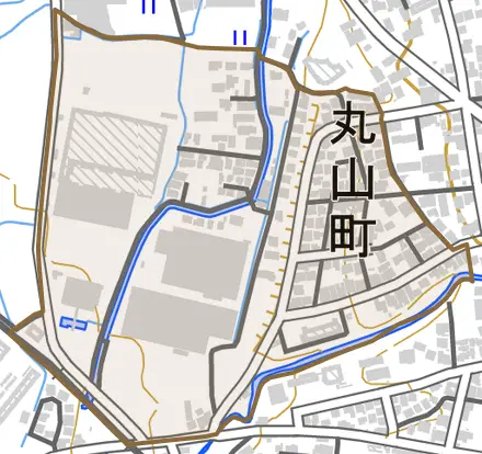 丸山町とその周辺の地図。町の範囲を重ねている