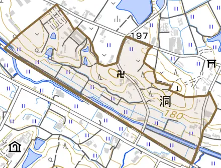 洞とその周辺の地図。町の範囲を重ねている