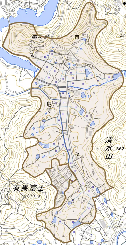 尼寺とその周辺の地図。町の範囲を重ねている