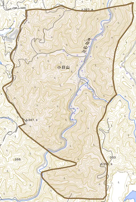 小日山とその周辺の地図。町の範囲を重ねている