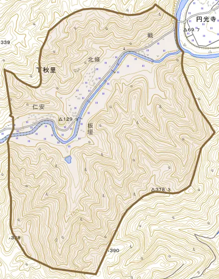 下秋里とその周辺の地図。町の範囲を重ねている