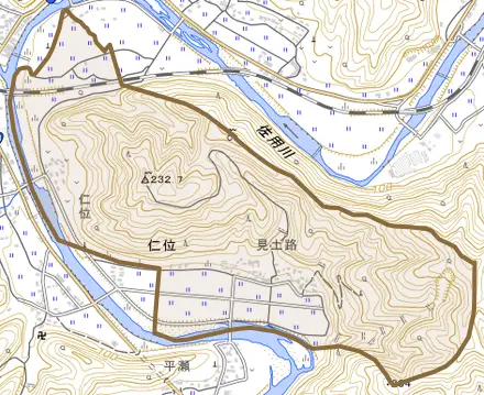 仁位とその周辺の地図。町の範囲を重ねている