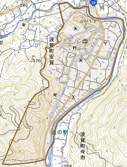 波賀町安賀とその周辺の地図。町の範囲を重ねている
