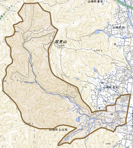 山崎町上比地とその周辺の地図。町の範囲を重ねている