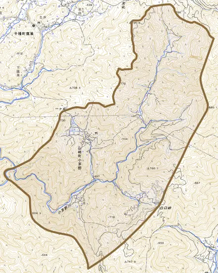 山崎町小茅野とその周辺の地図。町の範囲を重ねている