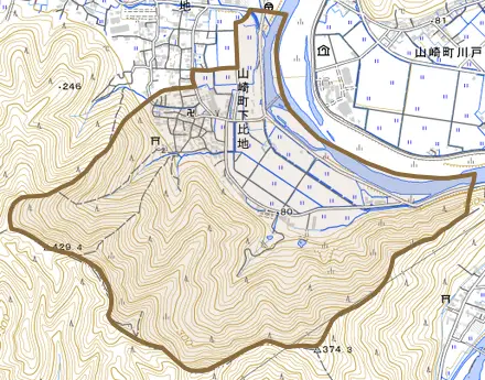 山崎町下比地とその周辺の地図。町の範囲を重ねている