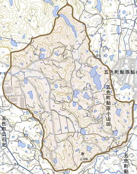 五色町鮎原小山田とその周辺の地図。町の範囲を重ねている