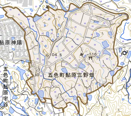 五色町鮎原三野畑とその周辺の地図。町の範囲を重ねている