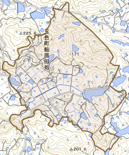 五色町鮎原田処とその周辺の地図。町の範囲を重ねている