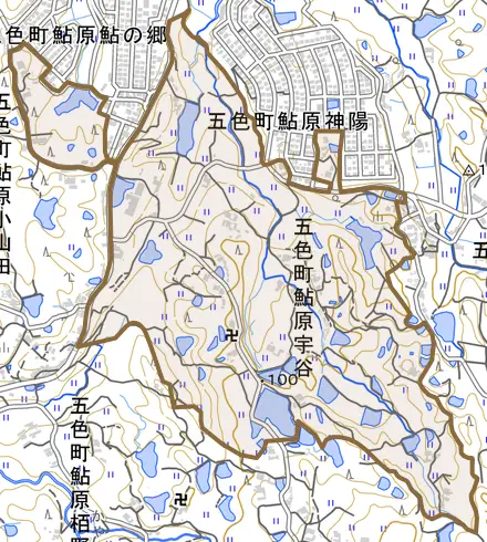 五色町鮎原宇谷とその周辺の地図。町の範囲を重ねている