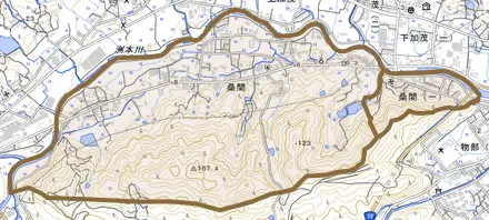 桑間とその周辺の地図。町の範囲を重ねている