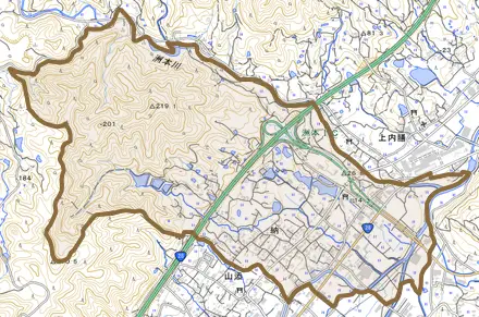 納とその周辺の地図。町の範囲を重ねている