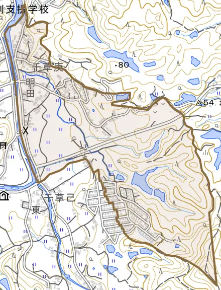 千草庚とその周辺の地図。町の範囲を重ねている