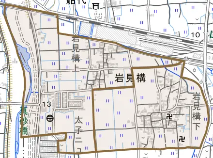 岩見構とその周辺の地図。町の範囲を重ねている
