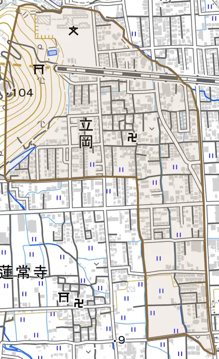 立岡とその周辺の地図。町の範囲を重ねている