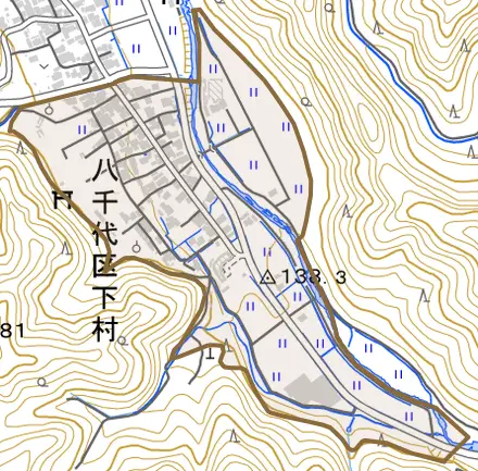 八千代区下村とその周辺の地図。町の範囲を重ねている