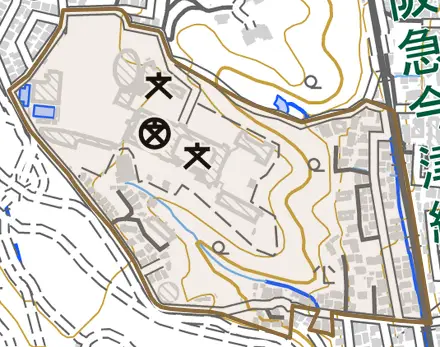 塔の町とその周辺の地図。町の範囲を重ねている