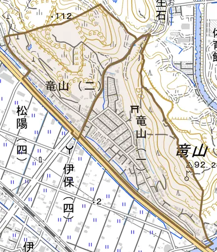 竜山とその周辺の地図。町の範囲を重ねている
