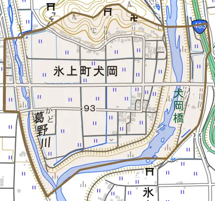 氷上町犬岡とその周辺の地図。町の範囲を重ねている