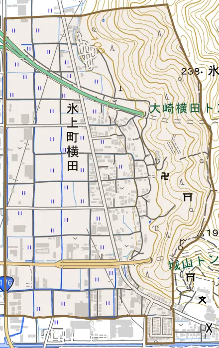 氷上町横田とその周辺の地図。町の範囲を重ねている