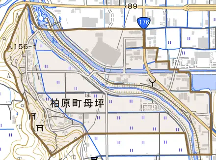 柏原町母坪とその周辺の地図。町の範囲を重ねている